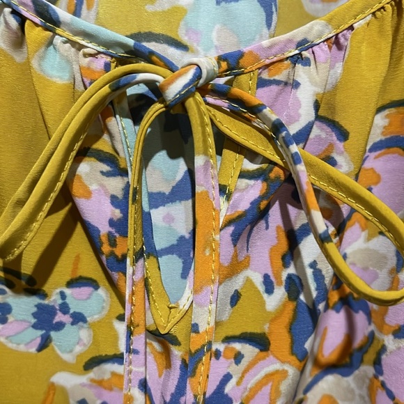 Logo instant chic size large blouse EUC - Picture 6 of 10